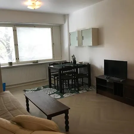 Renovated Two In Centre With Amenities Appartement *
