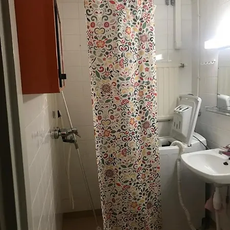 Renovated Two In Centre With Amenities 아파트