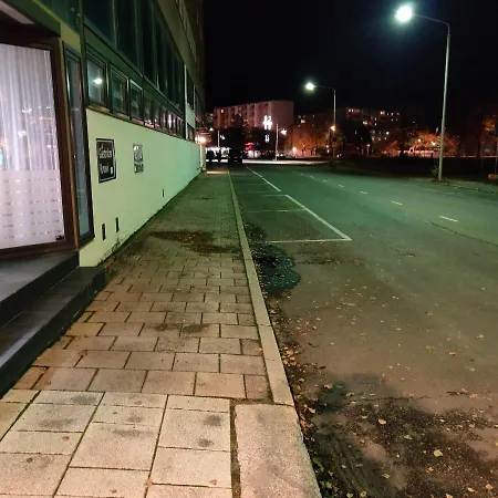 Renovated Two In Centre With Amenities 아파트