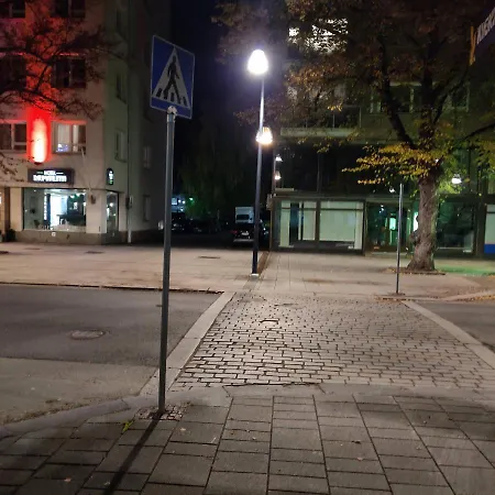 Renovated Two In Centre With Amenities 아파트