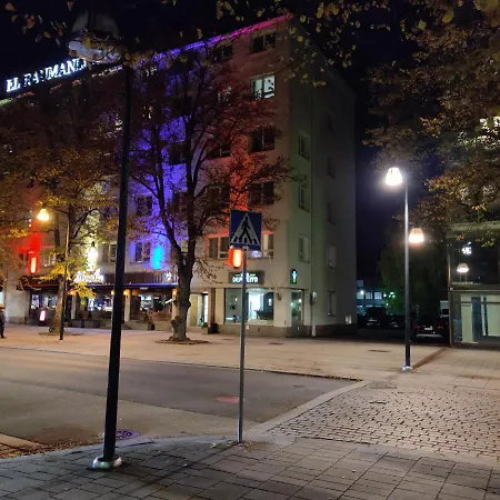 Renovated Two In Centre With Amenities Apartment *