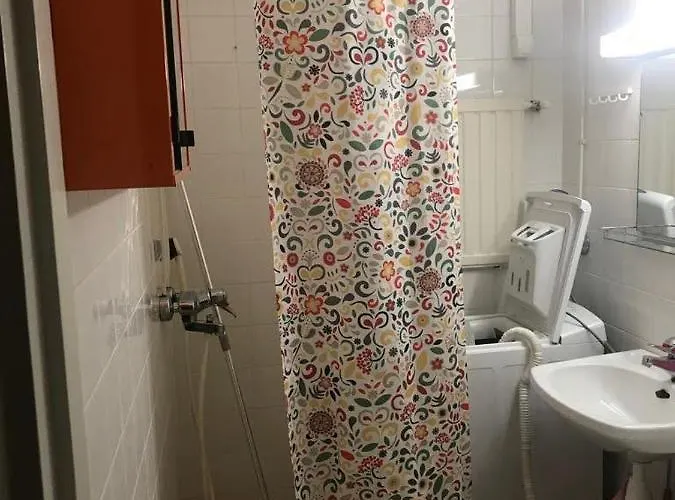 Renovated Two In Centre With Amenities Lägenhet