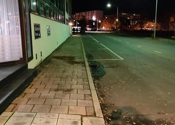 Renovated Two In Centre With Amenities Lägenhet